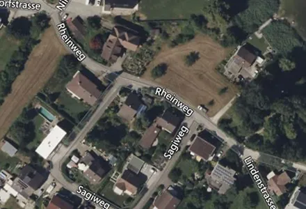 Satellitenbild eines Wohnquartiers als Hintergrundkarte.