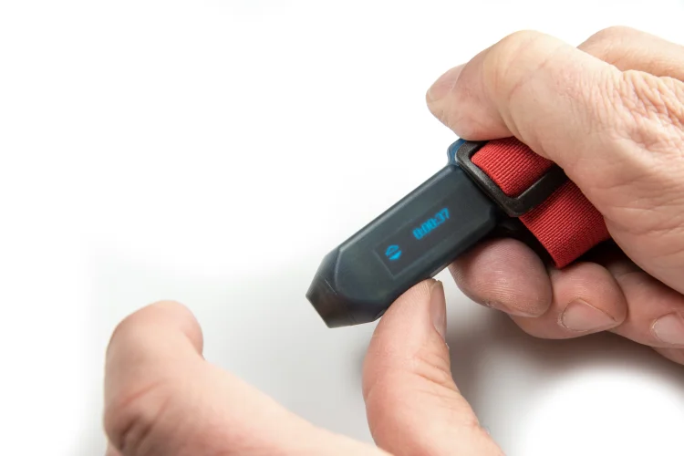 FixLogger am Finger mit der Zeitanzeige im Display.
