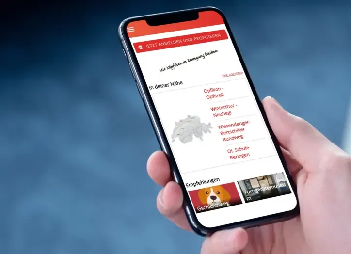 Hand hält ein Smartphone mit geöffneter FixFinder-App.
