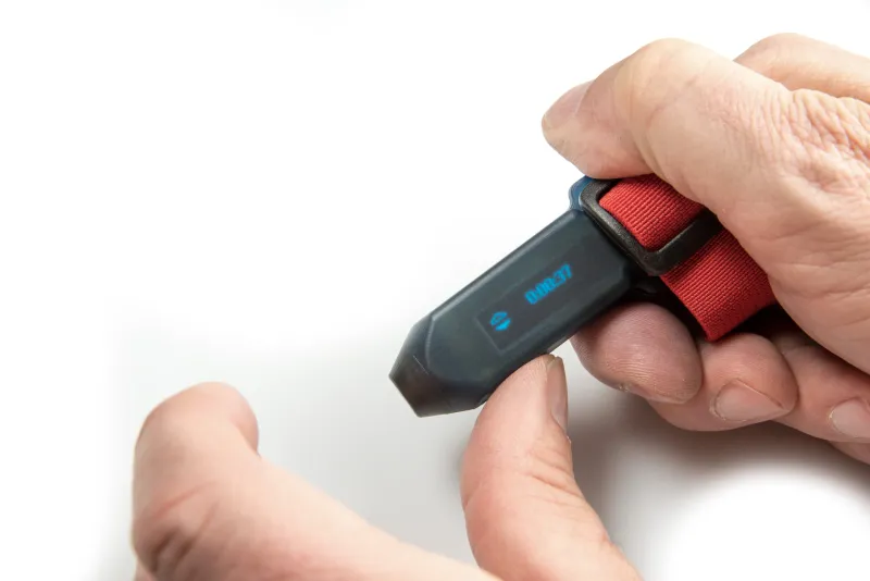 FixLogger am Finger mit der Anzeige im Display.