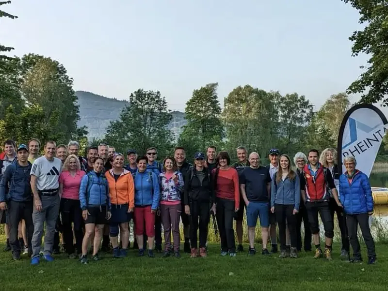 Gruppenfoto der Teilnehmenden eines Firmenevents der Alpha RHEINTAL Bank.