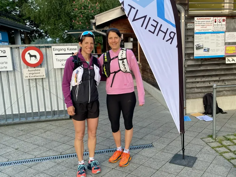 Zwei Teilnehmerinnen vor dem Start beim Eingang des Schwimmbads.